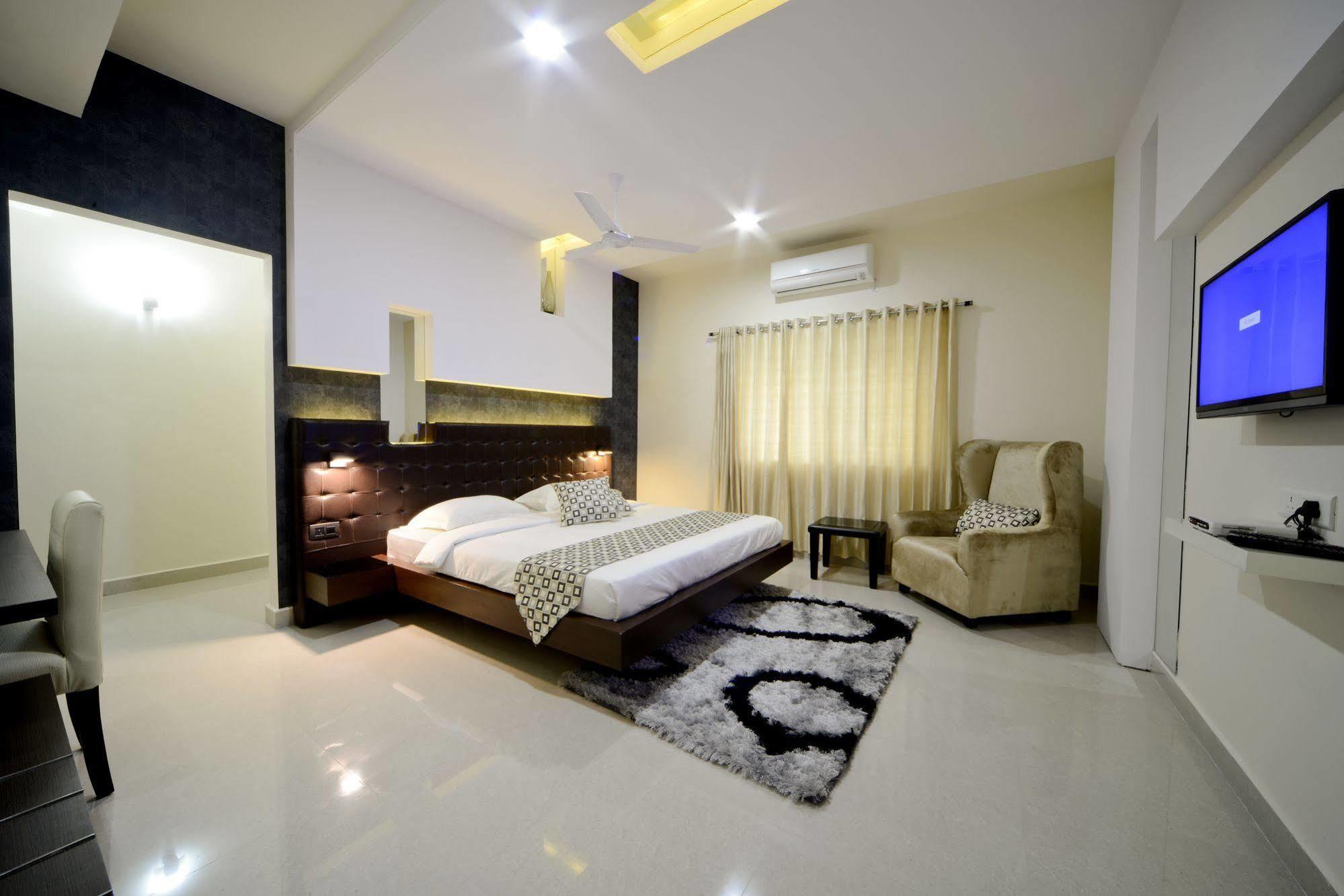 Hotel Serenity La Vista Haiderabad Buitenkant foto