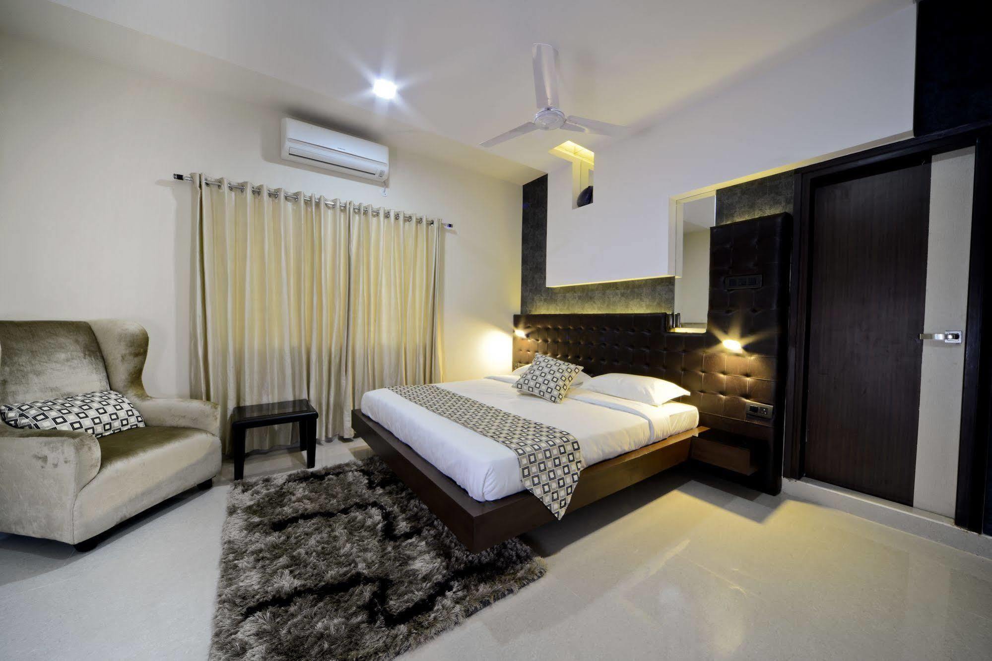 Hotel Serenity La Vista Haiderabad Buitenkant foto